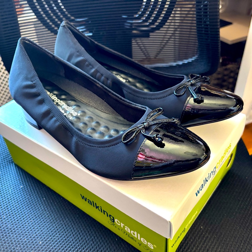 NWT Walking Cradles Black Patent 1.25” Heels “Hollis” Size 10W Wide